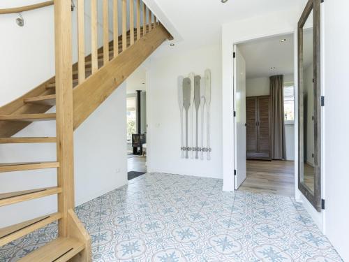 WestermientSerene Holiday Home in De Koog Texel with Sauna的走廊设有楼梯和瓷砖地板