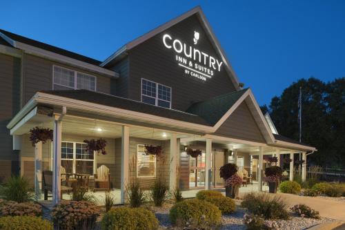 a view of a country inn and suites at Country Inn & Suites by Radisson, Decorah, IA in Decorah