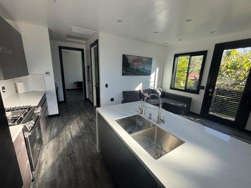 Køkken eller tekøkken på Burbank - Starlight Hills Private Luxury Guest House