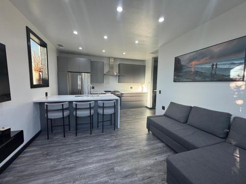 Køkken eller tekøkken på Burbank - Starlight Hills Private Luxury Guest House