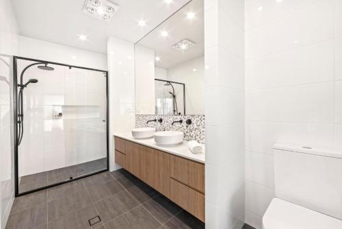 Ένα μπάνιο στο Catch & Relax - Pet Friendly - 4 Mins Walk to Beach