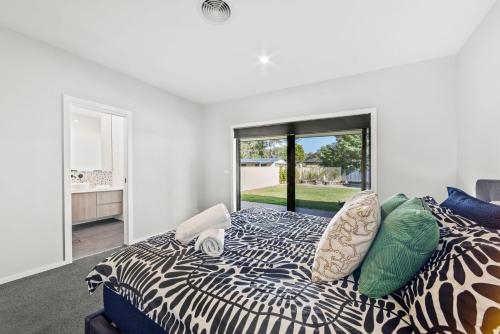 Ένα ή περισσότερα κρεβάτια σε δωμάτιο στο Catch & Relax - Pet Friendly - 4 Mins Walk to Beach