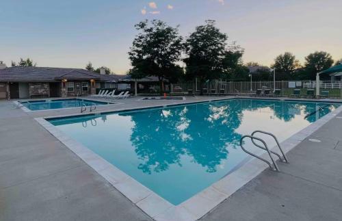 een groot zwembad met blauw water bij Modern Luxe Stay • Bright & Photo-Ready in Broomfield