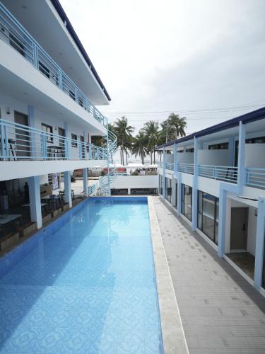 una piscina en medio de un edificio en LuckyTito Divers Resort Boracay Island, en Boracay