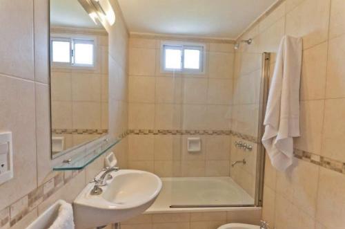 Ένα μπάνιο στο Monserrat Bungalows Con pileta y parrilla