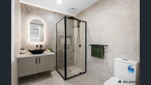 Sunbury home close to Melbourne airport في صَنبري: حمام مع دش ومغسلة ومرحاض