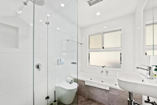 Koupelna v ubytování Happy House - Pet Friendly - 5 Min Walk to Beach