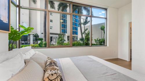 Postel nebo postele na pokoji v ubytování Honolulu Luxury Condo w Resort Amenities Private Courtyard Access