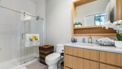 Koupelna v ubytování Honolulu Luxury Condo w Resort Amenities Private Courtyard Access