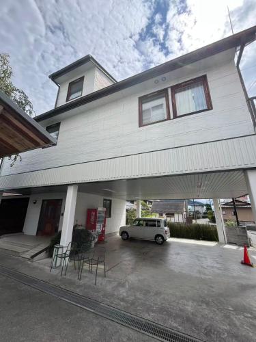 a white car parked in front of a house at 富士の屋河口湖 in Fujikawaguchiko