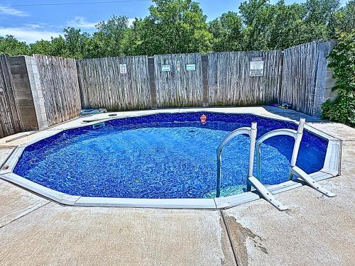 - une piscine dans un jardin avec une clôture en bois dans l'établissement Fort Worth Executive Vacation Studio Nearby Fifa Events Pets by Vacation Your Way, à Fort Worth