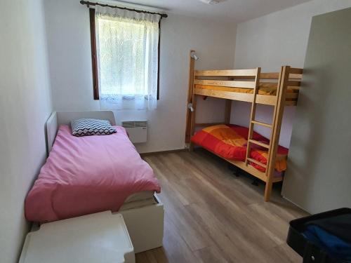 a small room with two bunk beds and a window at Appartement 6 pers, accès pistes, navette gratuite - FR-1-358-137 in Le Bez