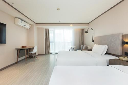 Postel nebo postele na pokoji v ubytování Hanting Hotel Chengdu High-Tech New Exhibition Center