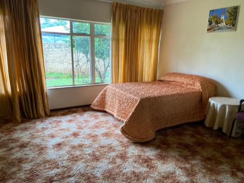 Giường trong phòng chung tại Highway Haven