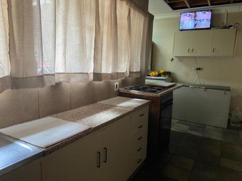 Nhà bếp/bếp nhỏ tại Highway Haven