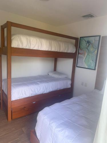 Ένα ή περισσότερα κρεβάτια σε δωμάτιο στο Villas LM Monterrico H8 con salida a piscina