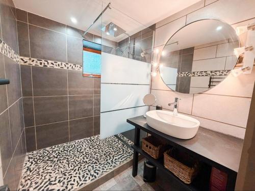 un baño con lavabo y espejo en Chalet Pegulu, en Puy-Saint-Vincent