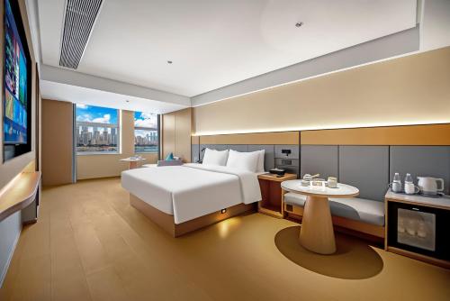 En eller flere senge i et værelse på JI Hotel Chongqing Nanbin Road Crown International River View
