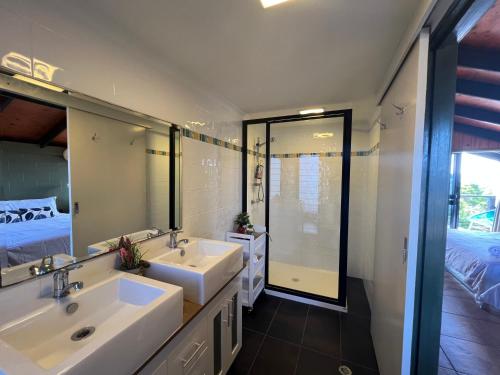 Un baño con dos lavabos y un espejo grande. en The lookout B&B, 