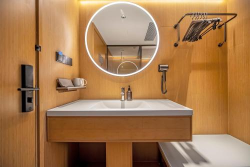 Et badeværelse på JI Hotel Chongqing Nanbin Road Crown International River View