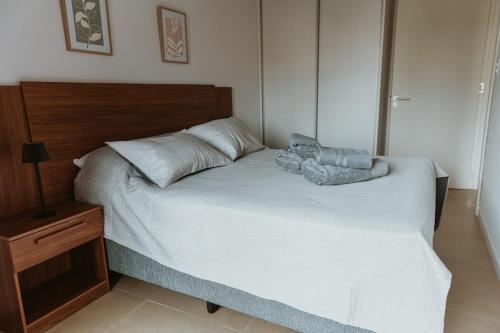 a bedroom with a large bed with a wooden headboard at Apartamento tranquilo iluminado ideal para descansar in Montevideo