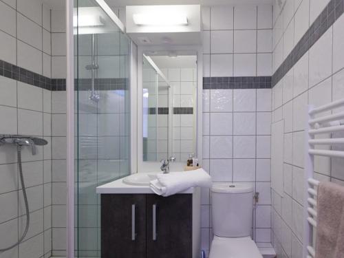 Ένα μπάνιο στο Studio tout confort au pied des pistes avec Wi-Fi gratuit - FR-1-358-230