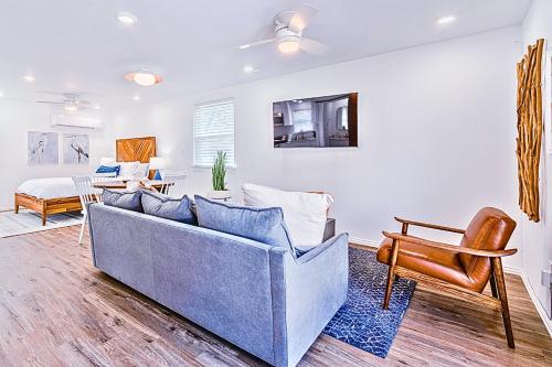 Un televizor și/sau centru de divertisment la Little Elm 52 Miles to Fifa Stadium Modern Cottage Fire Pit Pet Ok by Vacation Your Way