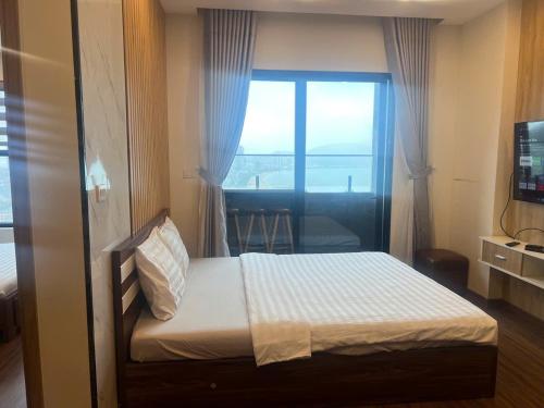 a bedroom with a bed and a large window at FLC Sea Tower QUY NHƠN-Codotel View Biển Quy Nhơn-Hồ Bơi-TT Thành Phố in Quy Nhon