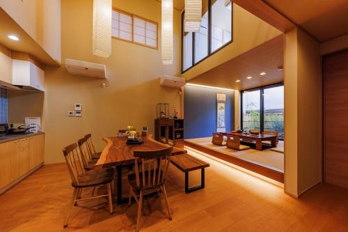 雲川居Luxury Japanese-style house newly built at the end of 2024, Tengachaya Station 6 minutes, Direct access to Namba, Tennoji, Airport