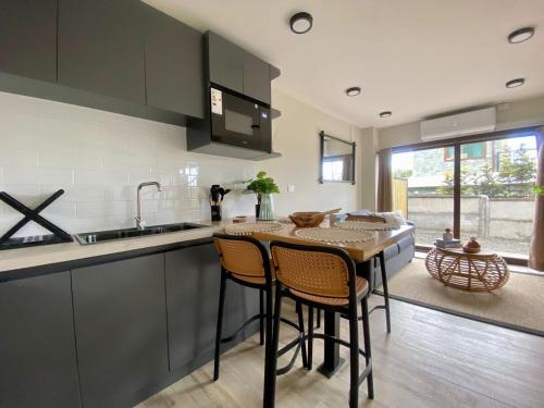 a kitchen with a table with chairs and a sink at Wifi, Parking, AC, Bien equipado, 5 min del centro y todo cerca in Osorno