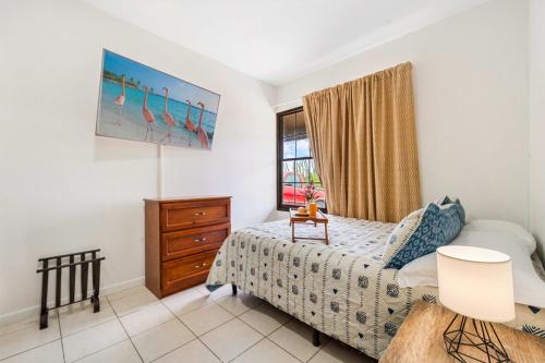 Ένα ή περισσότερα κρεβάτια σε δωμάτιο στο Cozy One Bedroom Air conditioned Apartment