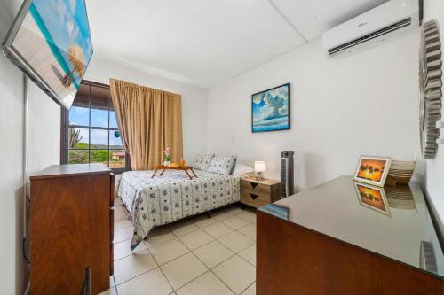 Cozy One Bedroom Air conditioned Apartment