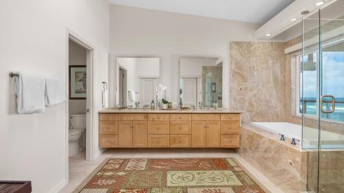 Ένα μπάνιο στο Beachfront Retreat w Ocean Views Bikes Balconies Ocean Haven by Avantstay