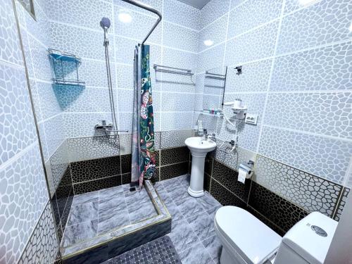 ein Badezimmer mit Dusche, Toilette und Waschbecken in der Unterkunft Sunnat guest house in Buxoro