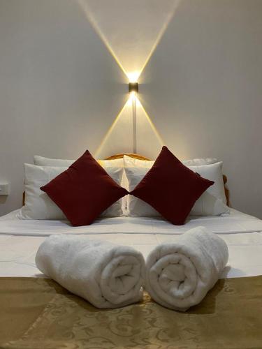 En eller flere senge i et værelse på Paddy Breeze Apartment