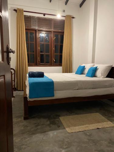 En eller flere senge i et værelse på Paddy Breeze Apartment