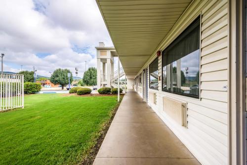 a walkway in front of a building at Motel 6-Anniston, AL in Oxford