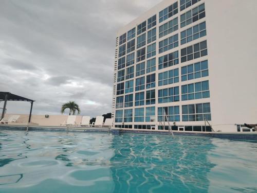 Бассейн в Coronado Oceanfront Feel the calm ocean vibe! или поблизости