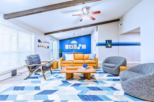 Χώρος καθιστικού στο Little Elm 52 Miles to Fifa Stadium Ping Pong Fire Pit Pet Ok Starry Lake Night by Vacation Your Way