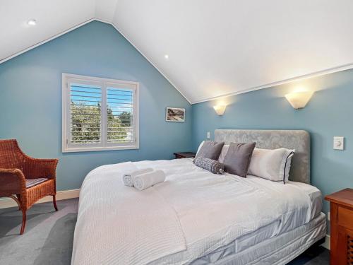 Postel nebo postele na pokoji v ubytování Peaceful 2-Bedroom Retreat with Harbour Outlook