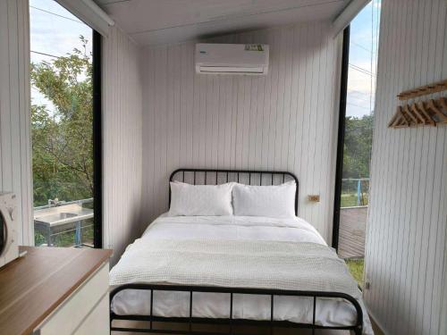 Ένα ή περισσότερα κρεβάτια σε δωμάτιο στο Moonlit Mountain Song by Tiny Away