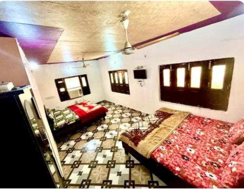 Ein Bett oder Betten in einem Zimmer der Unterkunft Shree ji sharnam