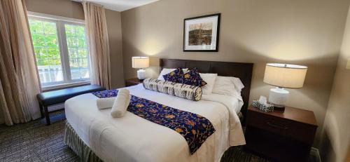 a hotel room with two beds and a window at King Bed, Balcony, Pool, Hot Tub, Sauna in Edgar