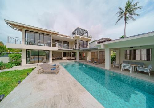 een exterieuraanzicht van een huis met een zwembad bij ANDAMAN Villa KOH YAO NOI in Ko Yao Noi