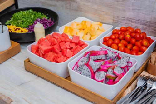 un tavolo con quattro vassoi di frutta e verdura diverse di JI Hotel Chengdu Tianfu Square a Chengdu