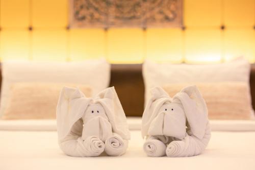 The Beach Residence Kata في شاطئ كاتا: لفافتين من المناشف في غرفة الفندق