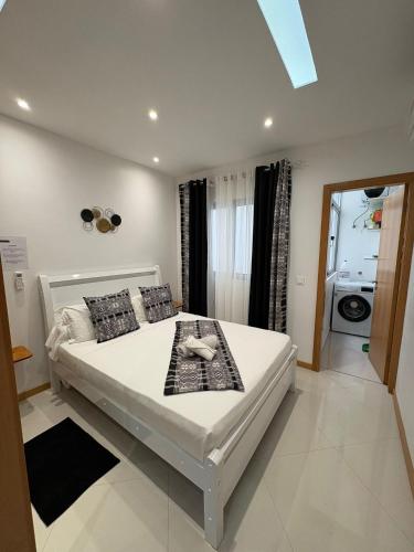 a bedroom with a large white bed in a room at Apartamento Batuku in Praia