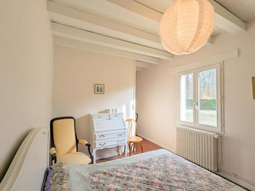 Un dormitorio con una cama y una cómoda y una ventana. en Charmant hébergement avec parc et étang à Mers-sur-Indre - FR-1-591-771, en Bonnet
