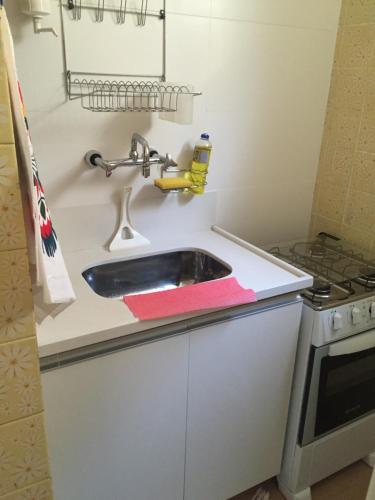encimera de cocina con fregadero y fogones en Apartamento Vista Parcial Mar, en Río de Janeiro