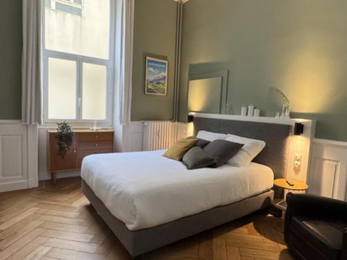 Ένα ή περισσότερα κρεβάτια σε δωμάτιο στο Studio de charme rénové en centre-ville, animaux admis - FR-1-555-123